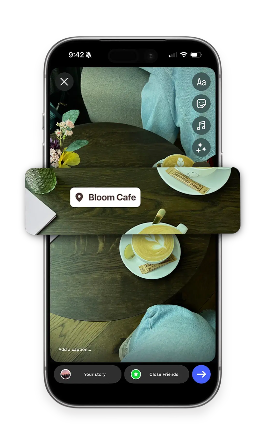 Editor instagramového story s fotkou kávy na tmavém dřevěném stole v kavárně a nalepenou polohovou samolepkou Bloom Cafe